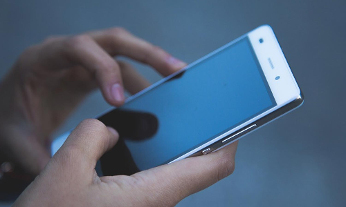 மேற்குவங்கத்தில் ஸ்மார்ட்போன் வாங்க ஆசைப்பட்டு ரத்தத்தை விற்க முயன்ற சிறுமி