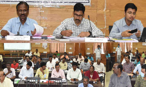 வளர்ச்சிப்பணிகள் குறித்து அனைத்து துறை அதிகாரிகளுடன்   கண்காணிப்பு அலுவலர் ஆலோசனை