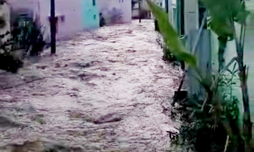 ஓசூரில் 100 வீடுகளை சூழ்ந்த மழை வெள்ளம்- மக்கள் வீட்டை விட்டு வெளியே வர முடியாமல் தவிப்பு