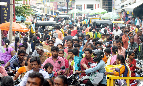 மிரட்டி வரும் கனமழையால் பகலில் கடைவீதியில் படையெடுக்கும் பொதுமக்கள்