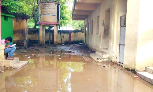 பள்ளியில் மழைநீர் புகுந்ததால்  மாணவர்கள் அவதி