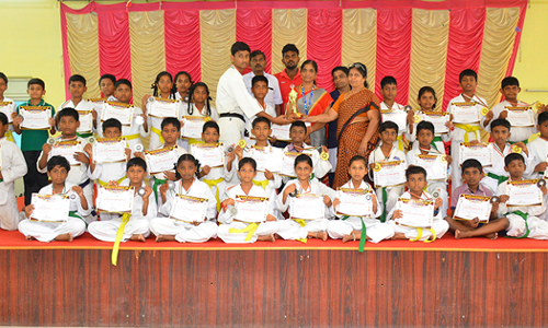 பிரீமியர் லீக் கராத்தே போட்டியில் விளாத்திகுளம் அம்பாள் வித்யாலயா பள்ளி மாணவர்கள் சாதனை