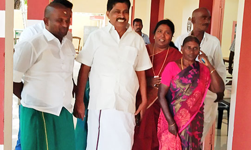 இந்தி திணிப்பை கண்டித்து செங்கோட்டை நகர்மன்ற கூட்டத்தில் தி.மு.க. கவுன்சிலர்கள் வெளிநடப்பு