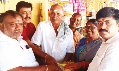 பழங்கரை தொடக்க வேளாண்மை கூட்டுறவு சங்கத்தில்   பட்டாசு விற்பனை தொடக்க விழா