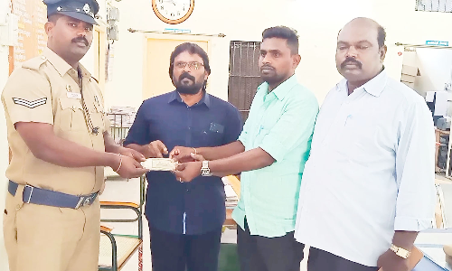 அரூரில்  ஏ.டி.எம்.மில் கிடந்த 20 ஆயிரம் பணம் போலீசாரிடம் ஒப்படைப்பு