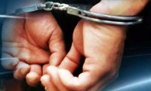 சிங்காரபேட்டை அருகே  தொழிலாளியை தாக்கி வாலிபர் கைது