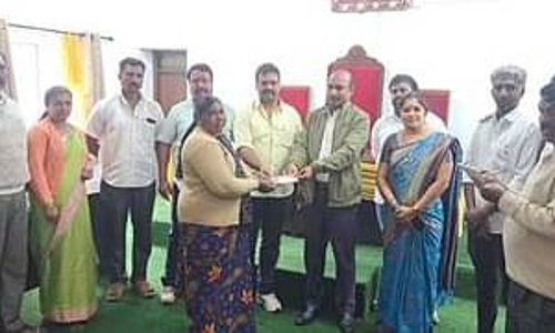 ஊட்டி நகராட்சியில் ஒப்பந்த முன்களப் பணியாளா்களுக்கு தீபாவளி போனஸ்