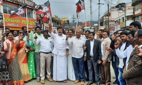 நீலகிரியில் சாலைமறியலில் ஈடுபட்ட அ.தி.மு.க.வினர் 175 பேர் கைது