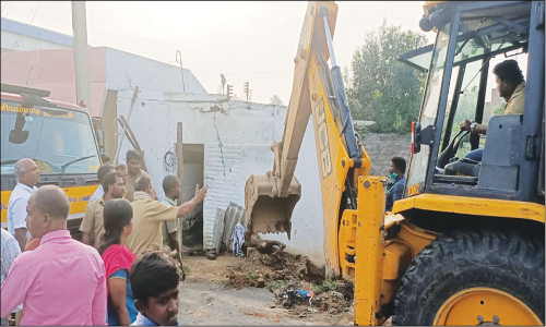 வாணியம்பாடி அரசு ஆஸ்பத்திரி அருகே ஆக்கிரமிப்பு வீடுகள் அகற்றம்