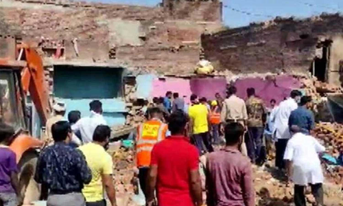 குடோனில் பதுக்கி வைத்திருந்த பட்டாசு வெடித்து விபத்து: 4 பேர் பலி- 7 பேர் கவலைக்கிடம்