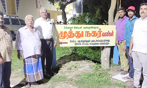 சொந்த செலவில் மின்விளக்குகள் அமைத்த மக்கள்