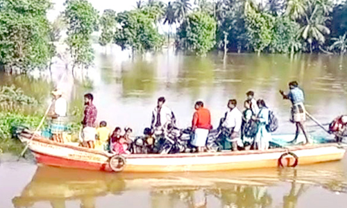 கொள்ளிடம் ஆற்றில் வெள்ளப்பெருக்கு; படகுகள் மூலம் வெளியேறும் கிராமமக்கள்