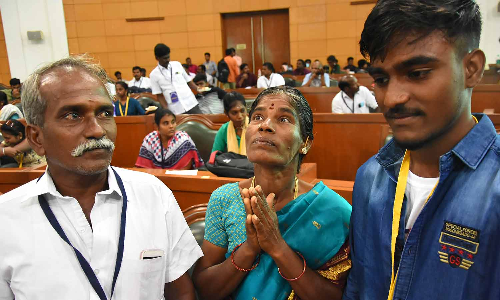 60 வயதை கடந்த ஏழைகளுக்கு இலவசமாக வைத்தியம் செய் ராசா... மருத்துவ படிப்பில் சேர்ந்த மகனுக்கு அறிவுரை வழங்கிய ஏழைத்தாய்