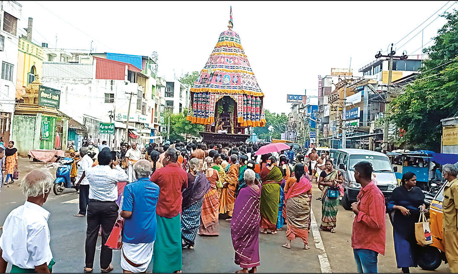 சிதம்பரம் சிவகாமசுந்தரி அம்பாள் தேரோட்டம்: பக்தர்கள் வடம் பிடித்து இழுத்தனர் சிதம்பரம் சிவகாமசுந்தரி அம்பாள் தேரோட்டம்: பக்தர்கள் வடம் பிடித்து இழுத்தனர்