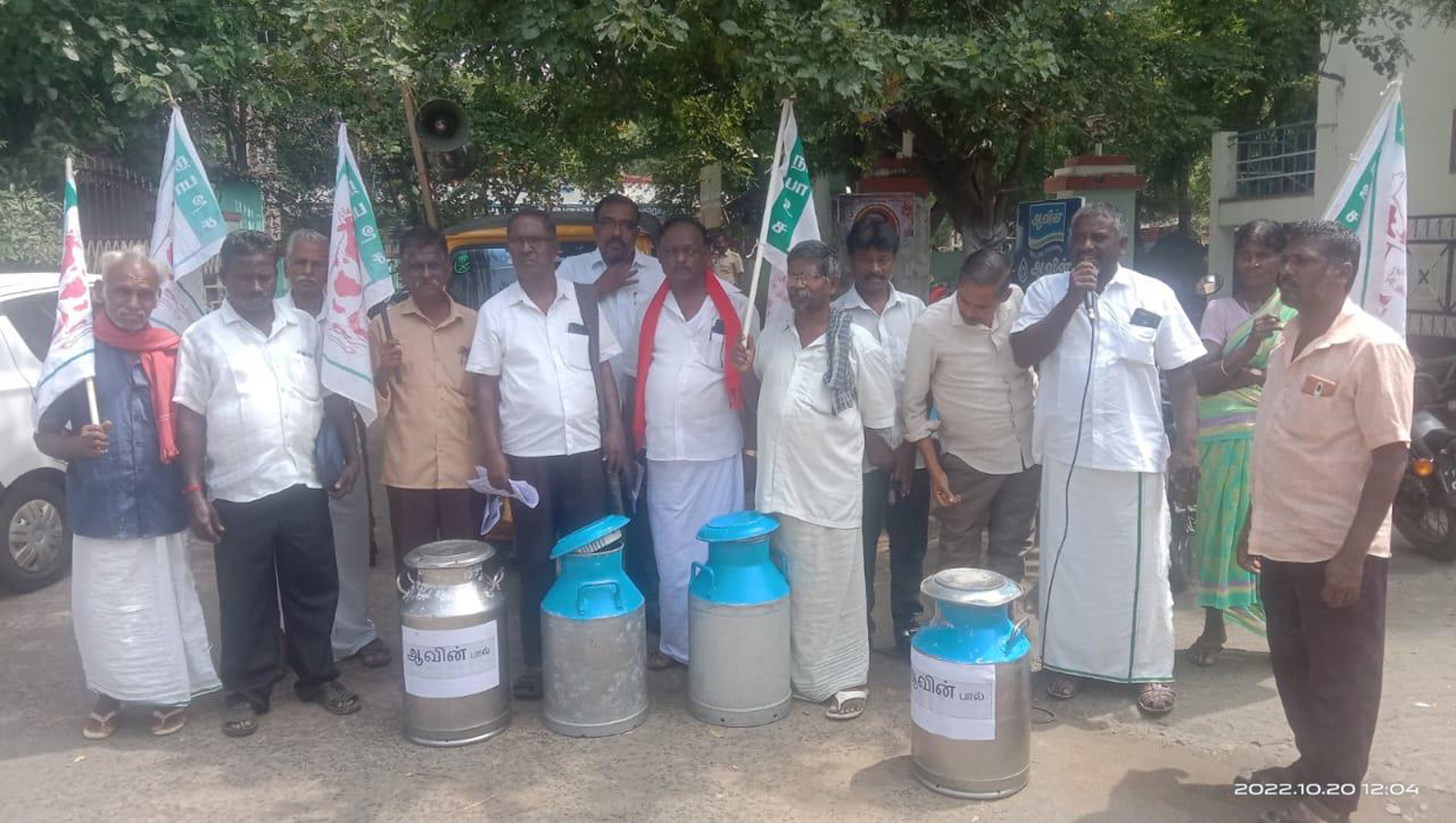 பால் உற்பத்தியாளர்கள் சங்கத்தினர் ஆர்ப்பாட்டம் பால் உற்பத்தியாளர்கள் சங்கத்தினர் ஆர்ப்பாட்டம்