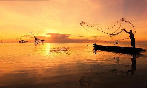 தமிழக மீனவர் மீது இந்திய கடற்படை துப்பாக்கிச்சூடு- ஒருவர் படுகாயம்