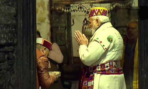 மலைவாழ் மக்களின் பாரம்பரிய உடையணிந்து கேதார்நாத் கோவிலில் பிரதமர் மோடி வழிபாடு