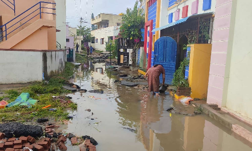 ஓசூரில் பகுதியில் வெள்ள நீர் வடிந்தது- சீரமைப்பு பணிகள் தீவிரம்