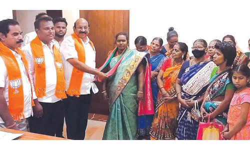 பா.ஜனதாவில் இணைந்த பெண்கள்