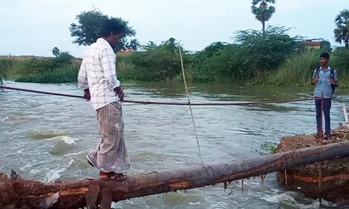 தரைப்பாலம் துண்டிப்பு- 10 கிராமங்களுக்கு போக்குவரத்து பாதிப்பு