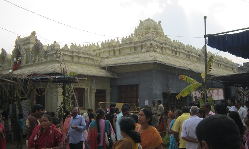 8-வது நாளாக ஹாசனாம்பா கோவிலில் நீண்ட வரிசையில் நின்று மக்கள் தரிசனம்