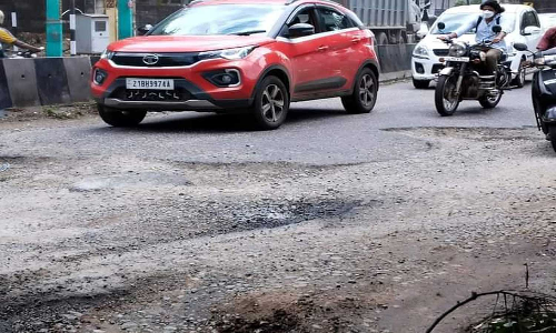 தக்கலையில் குண்டும், குழியுமான சாலையால் பழுதான அரசு பஸ்