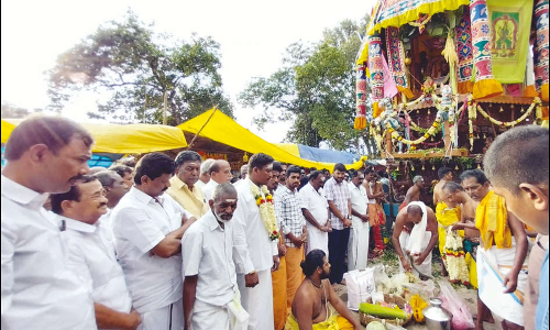 வடவேடம்பட்டியில் மாரியம்மன் கோவில் தேர்த்திருவிழா: திரளான பக்தர்கள் தரிசனம்