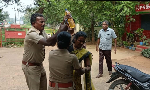 பெண் தீக்குளிக்க முயற்சி