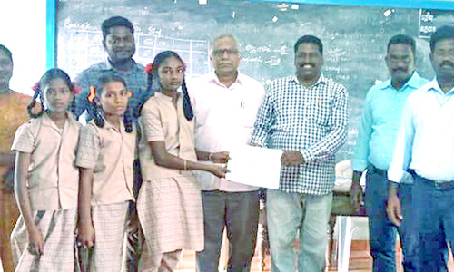 வினாடி- வினா போட்டியில் வெற்றி பெற்ற மாணவிகளுக்கு பாராட்டு