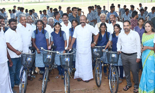 பள்ளி மாணவர்களுக்கு விலையில்லா சைக்கிள்கள்