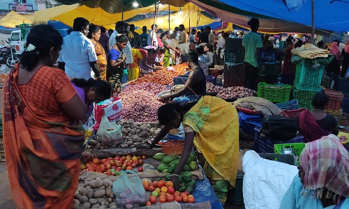 வாரச்சந்தையில் பொருட்கள் வாங்க அலைமோதிய மக்கள் கூட்டம்