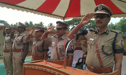 விழுப்புரத்தில்   வீரமரணம் அடைந்த காவலர்களுக்கு  டி.ஐ.ஜி  தலைமையில் 21 குண்டு முழங்க அஞ்சலி