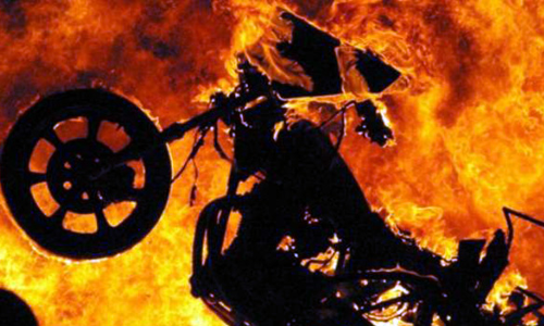 சீர்காழியில், ஷோரூமில் நிறுத்தியிருந்த பைக் திடீரென தீப்பிடித்து எரிந்தது