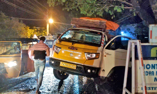 செங்கோட்டை அருகே தொடர் பள்ளங்களால் வாகன ஓட்டிகள் அவதி - தரமான சாலை அமைக்க கோரிக்கை
