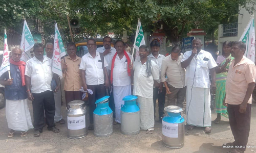 பால் உற்பத்தியாளர்கள் சங்கத்தினர் ஆர்ப்பாட்டம்
