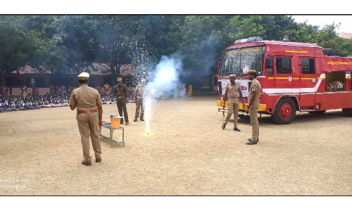 ஊத்தங்கரை அதியமான் மெட்ரிக் மேல்நிலைப்பள்ளியில்  தீயணைப்பு மீட்பு பணித்துறை சார்பில் விழிப்புணர்வு நிகழ்ச்சி