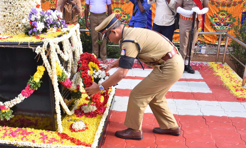 பாளை  நினைவு ஸ்தூபியில் பணியின்போது  உயிரிழந்த போலீசாருக்கு அஞ்சலி- 48 குண்டுகள் முழங்க மரியாதை