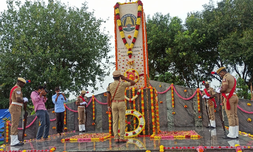 உயிர்நீத்த காவலர்களுக்கு மரியாதை