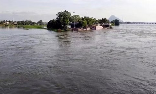 காவிரி ஆற்றில் தண்ணீர் திறப்பு அதிகரிப்பால் மீண்டும் முகாம்களை நோக்கி செல்லும் மக்கள்