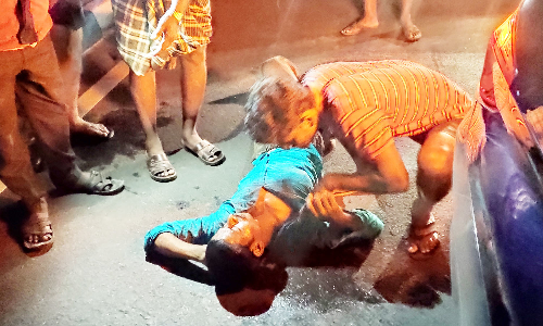 பாம்பு கடித்தவர் சிகிச்சைக்காக பைக்கில் சென்ற போது கார் மோதி படுகாயம்