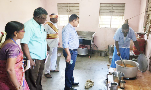 மாணவர் விடுதியில் கலெக்டர் திடீர் ஆய்வு