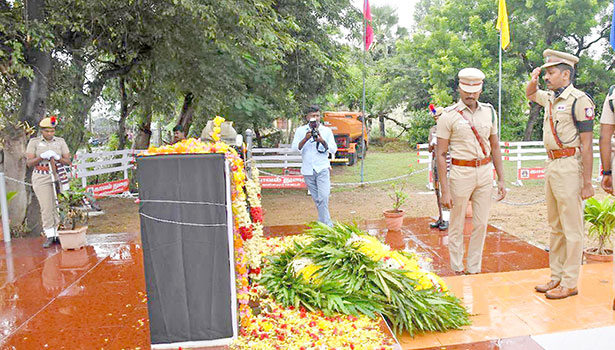 உயிரிழந்த காவலர்களுக்கு நினைவஞ்சலி உயிரிழந்த காவலர்களுக்கு நினைவஞ்சலி