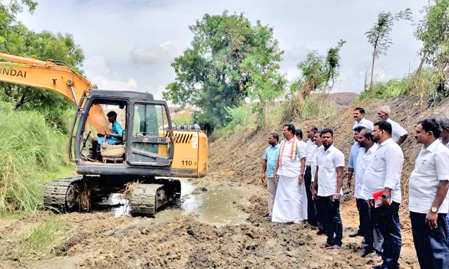 பொன்னாக்குடியன் கால்வாய் தூர்வாரும் பணி - ரூபி மனோகரன் எம்.எல்.ஏ. ஆய்வு பொன்னாக்குடியன் கால்வாய் தூர்வாரும் பணி - ரூபி மனோகரன் எம்.எல்.ஏ. ஆய்வு