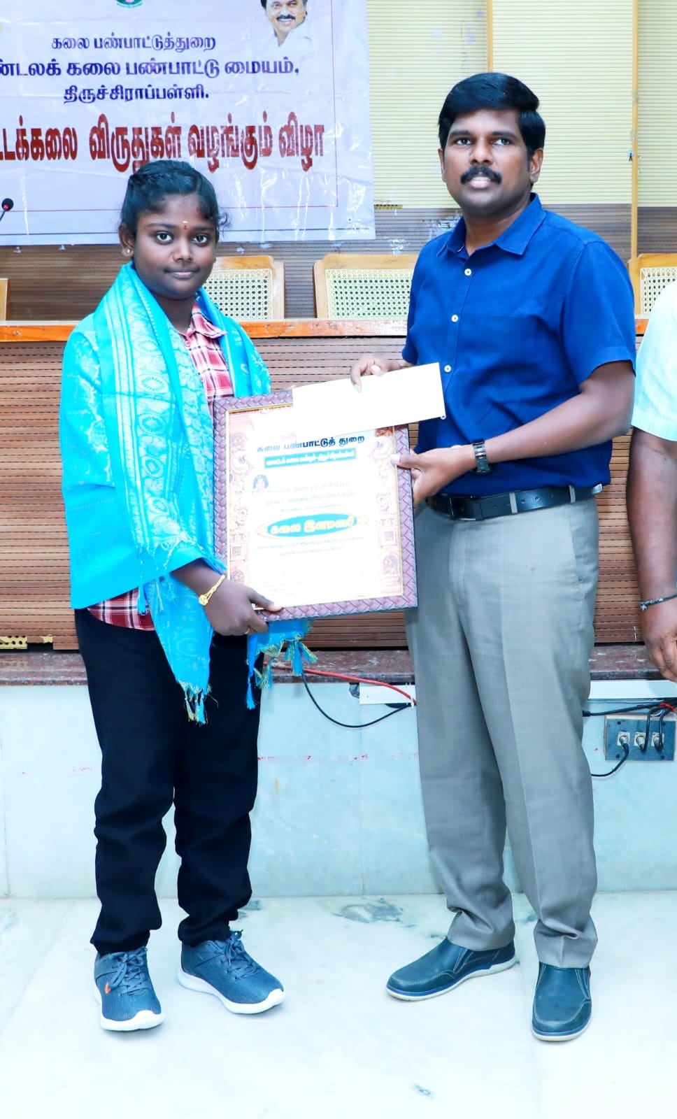 திருச்சி மாணவிக்கு கலை இளமணி விருது - கலெக்டர் வழங்கினார் திருச்சி மாணவிக்கு கலை இளமணி விருது - கலெக்டர் வழங்கினார்