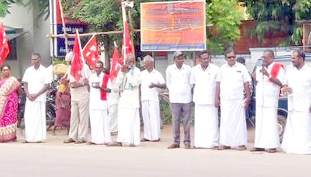 திருவோடு ஏந்தி விவசாயிகள் சங்கத்தினர் ஆர்ப்பாட்டம்