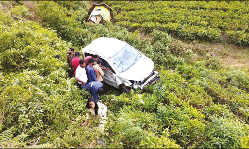 ஊட்டி மலைப்பாதையில்150 அடி பள்ளத்தில் பாய்ந்த கார்: 2 பேர் அதிர்ஷ்டவசமாக உயிர் தப்பினர்