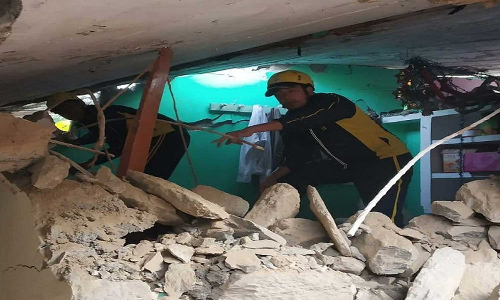 நிலச்சரிவால் பெரிய பாறைகள் உருண்டு விழுந்தது- வீட்டிற்குள் இருந்த 4 பேர் பலி