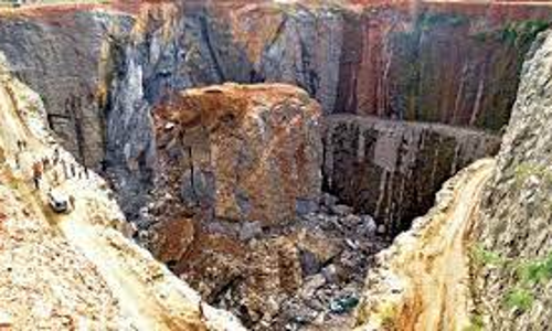 கல் குவாரி எந்திரத்தில் சிக்கி வாலிபர் பலி