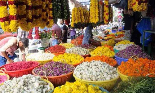 நிலக்கோட்டை சந்தையில் வரத்து குறைவால் பூக்கள் விலை கிடு கிடு உயர்வு கனகாம்பரம் கிலோ ரூ.1500