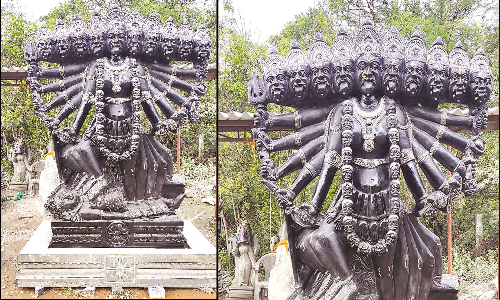 12 அடி உயரத்தில் ஒரே கல்லில் தத்ரூபமாக செதுக்கப்பட்ட காளி சிலை